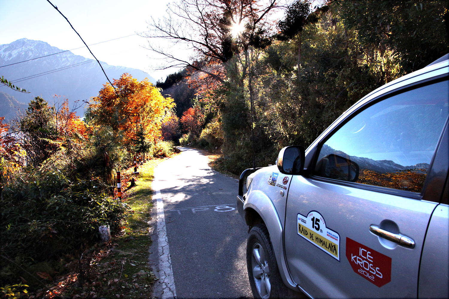 A rally vehicle on the drive up to the Auli ski resort