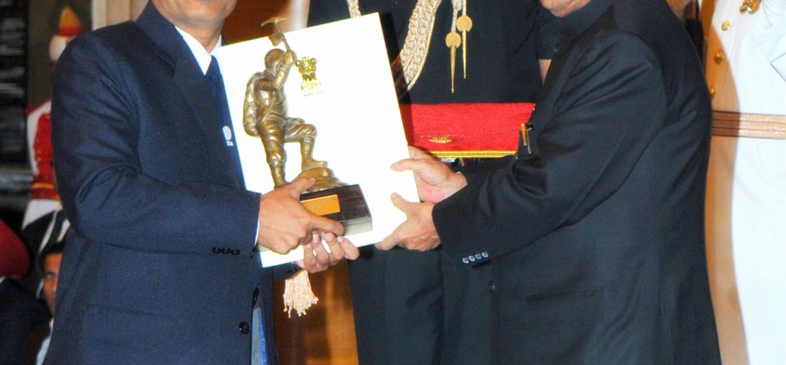 The President, Shri Pranab Mukherjee presenting the Tenzing Norgay National Adventure Award for the year-2013 to Wg. Cdr.(Retd.) Amit Chowdhury for Lifetime Achievement, in a glittering ceremony, at Rashtrapati Bhavan