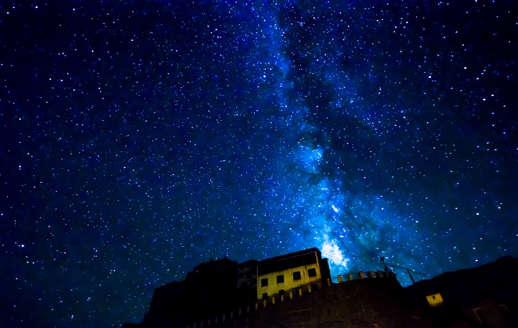 Get all dreamy and amazed by the inked blue starry sky at night here!
