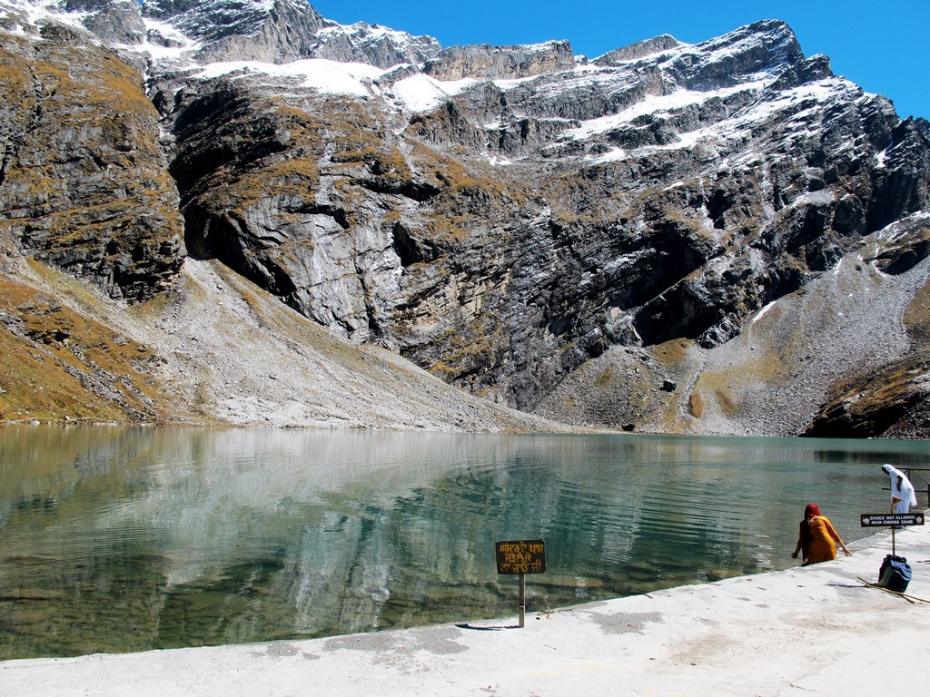 Hemkund Lake