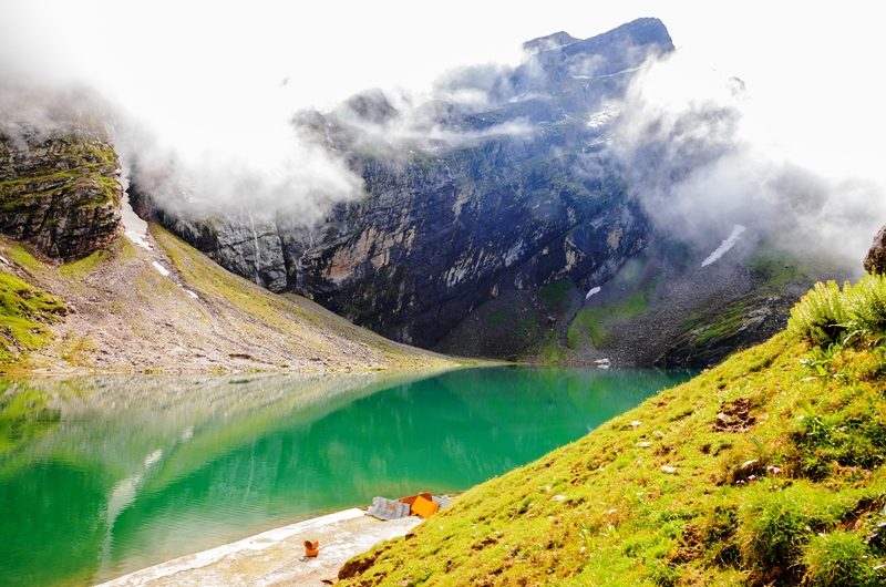 hemkund-sahib-lake