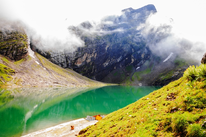 hemkund-sahib-lake