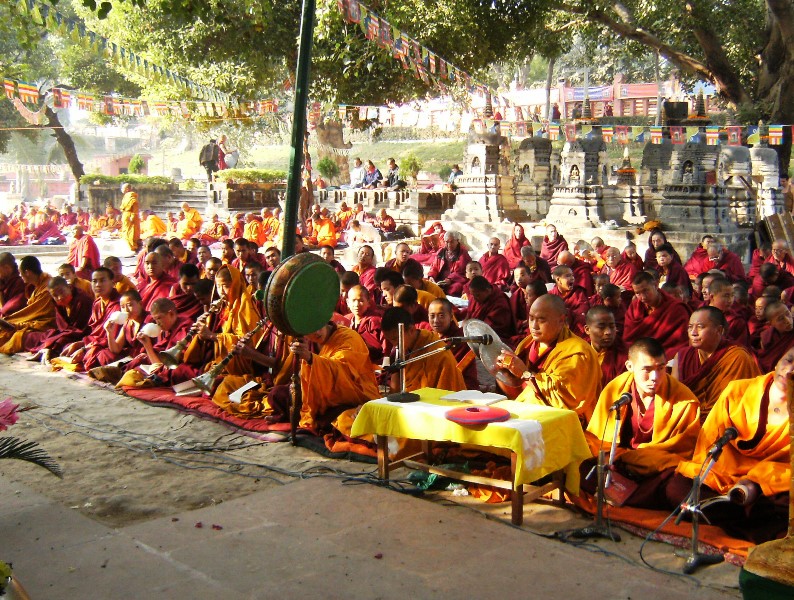 tibet_monk_prays_in_bodh_gaya