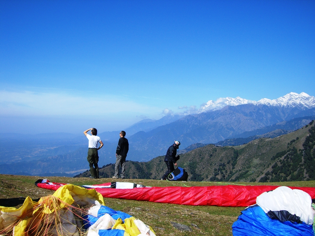 pilots_on_a_paragliding_takeoff_at_bir-billing_01