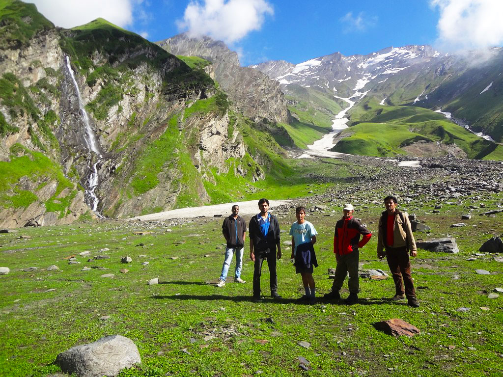 Meadows and mountains on the Beas Kund Trek 