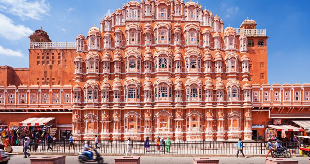 hawa-mahal-jaipur-shutterstock_208066582